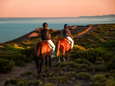 Ruta a caballo por la costa de Sant'Antioco al atardecer