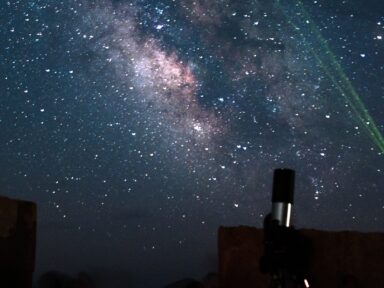 Telescopio apuntando a la Vía Láctea durante Cielo secreto