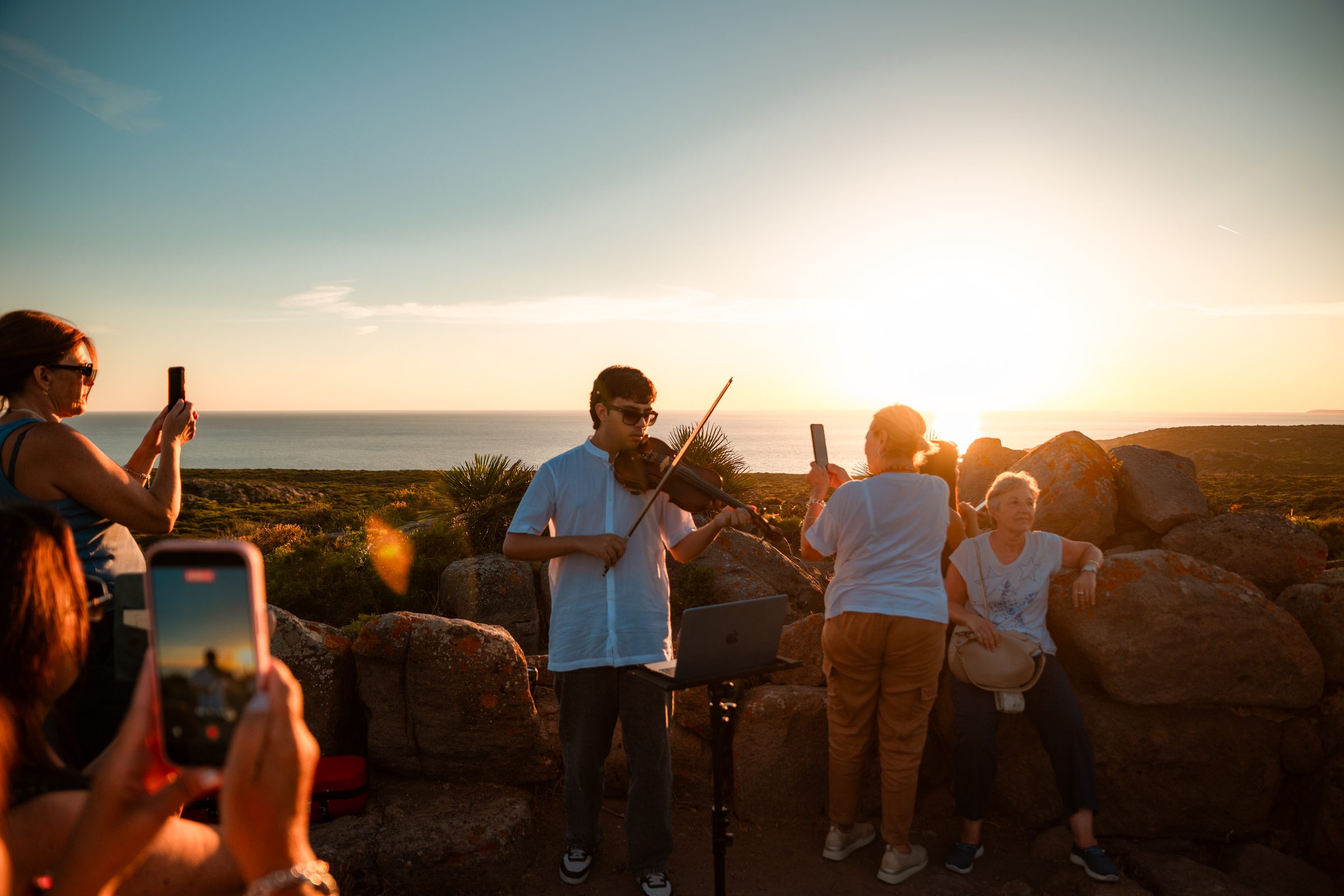 Música en directo frente al mar al atardecer, durante Del atardecer a las estrellas